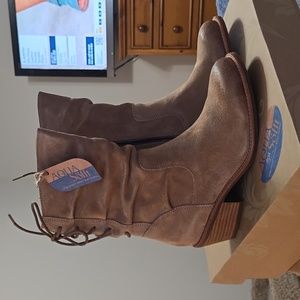 Soft low heel suede boots sz 7